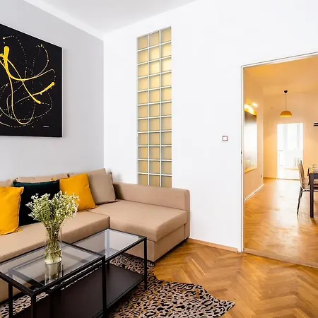 Authentic At Historical Square Apartment